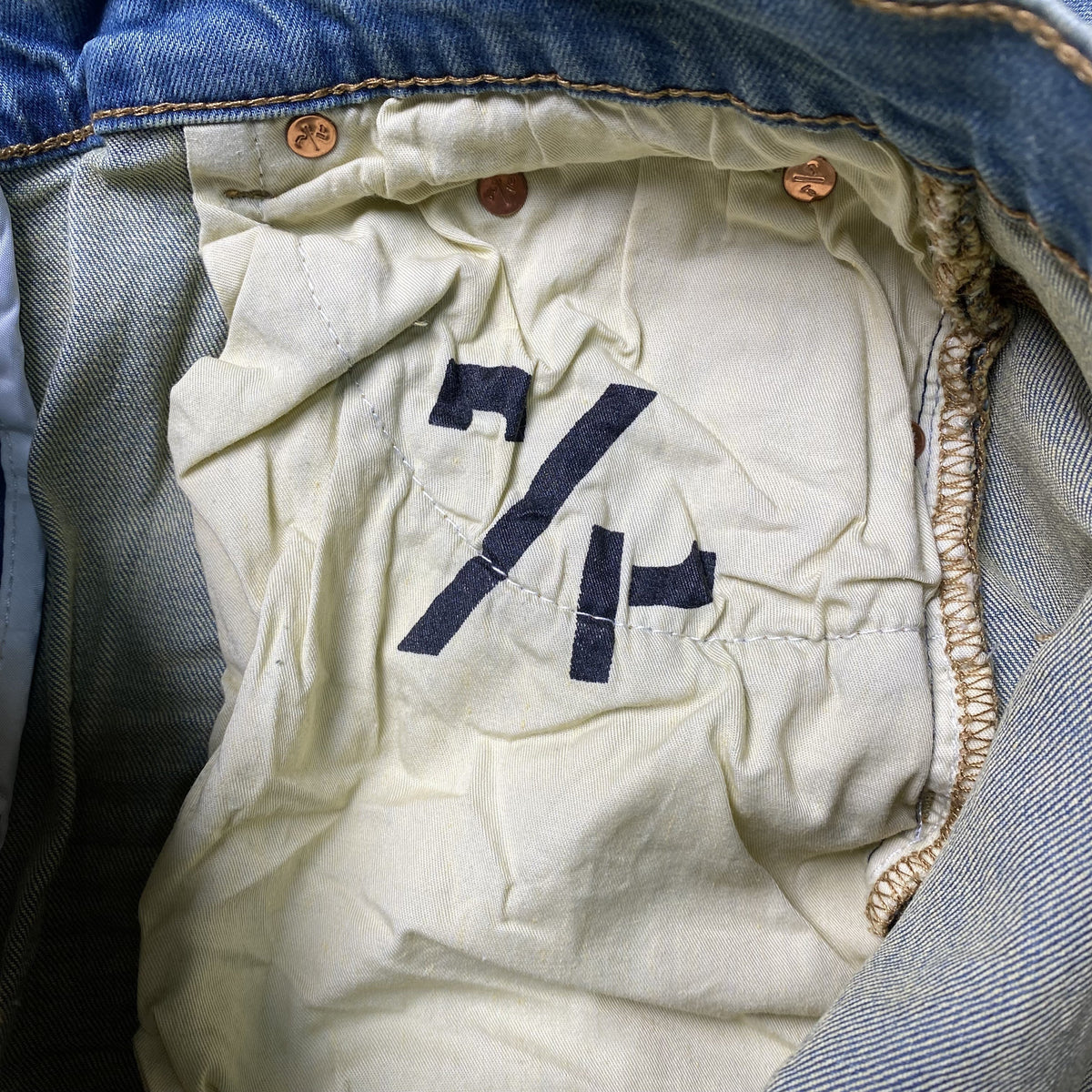 Schmale Jeans der Marke Purple Brand