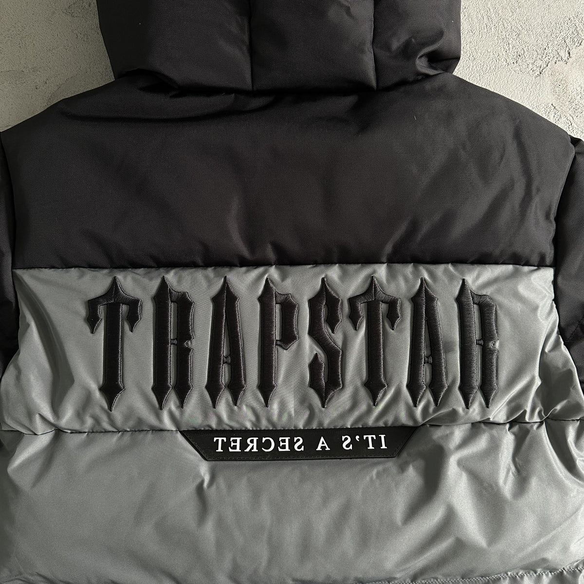 Trapstar Decoded Arch Pufferjacke Schwarz Grau 