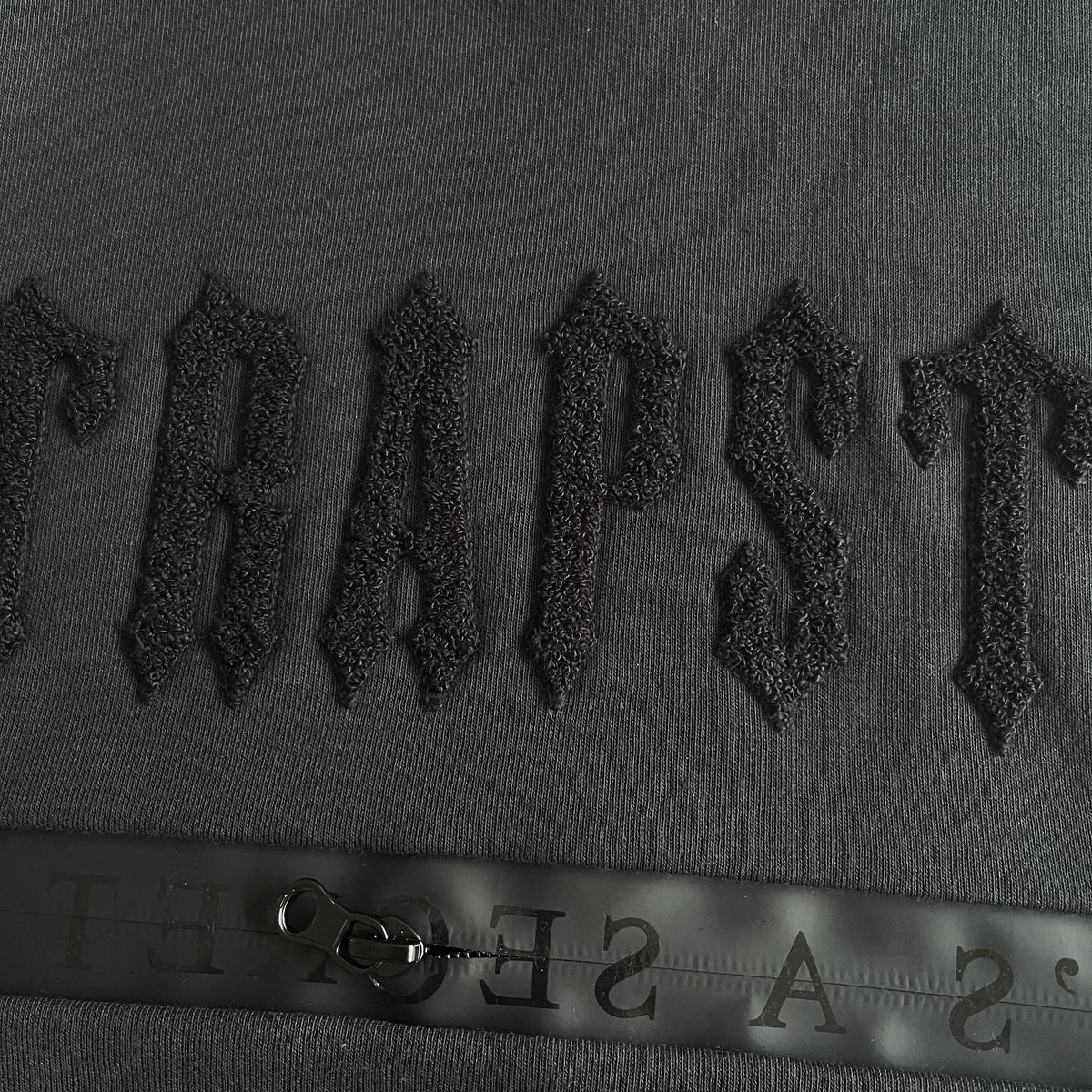 Tuta Trapstar in ciniglia decorata Black Out 