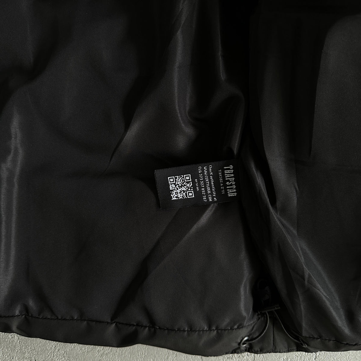 Giacca imbottita Trapstar Decoded Arch nera 