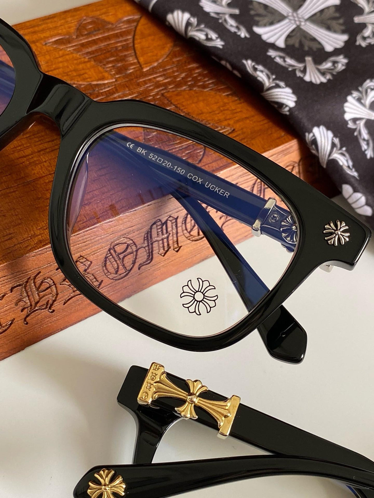 Brille mit verchromten Herzen