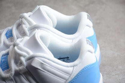 Air Jordan 11 Low "Bianche e Blu Università" 