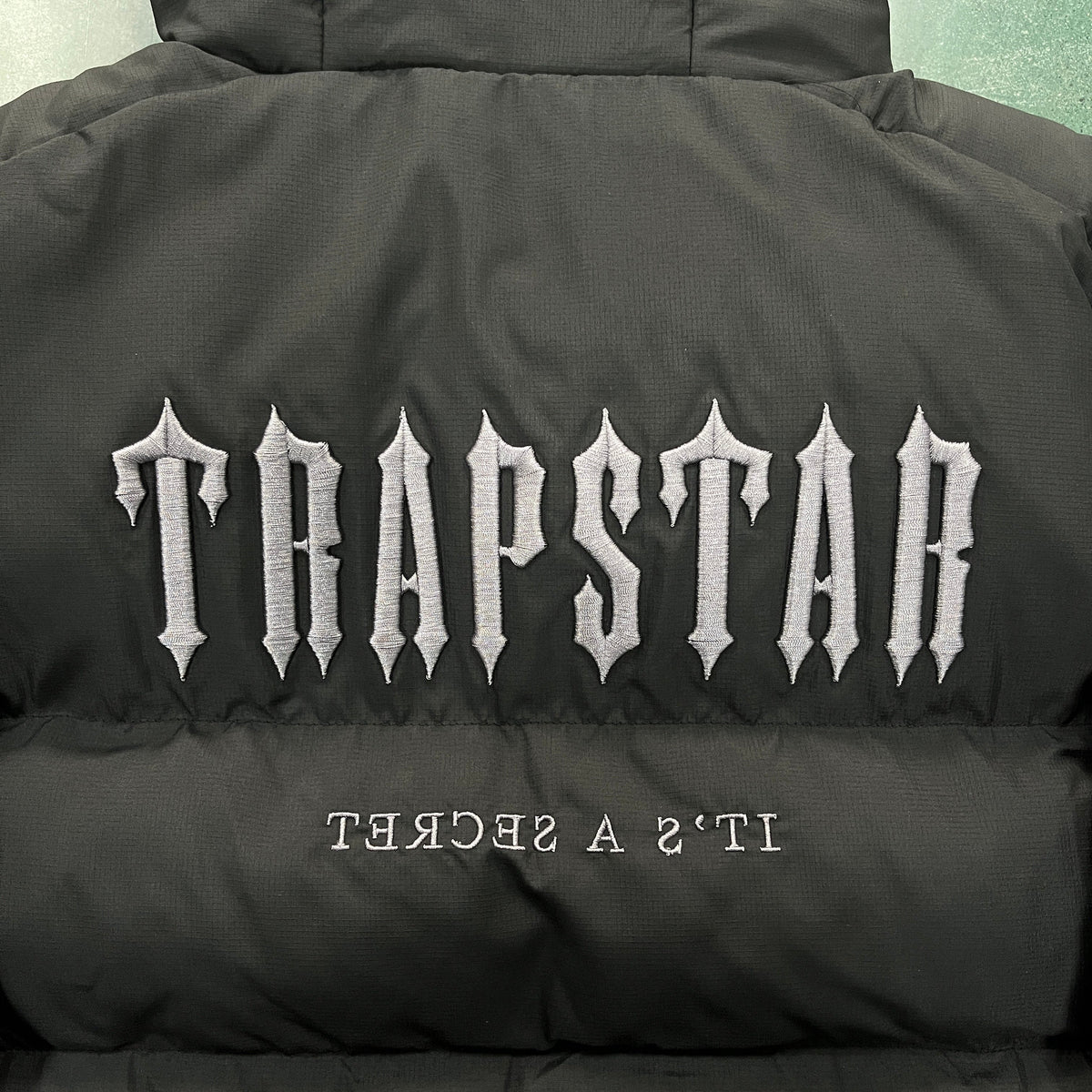 Giacca imbottita Trapstar da donna con cappuccio decoded