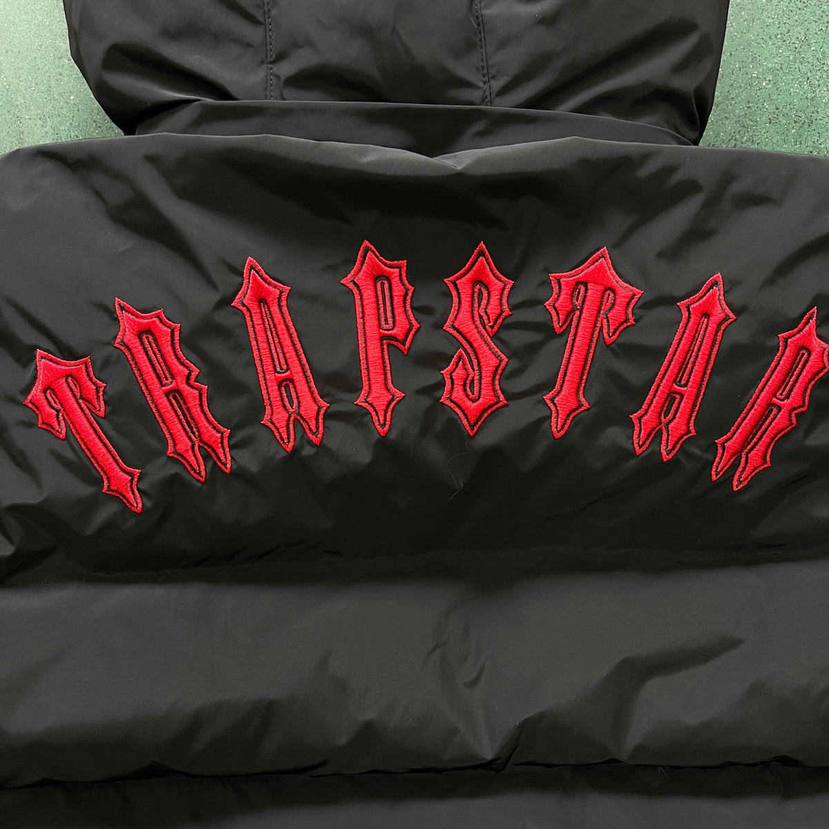 Trapstar Pufferjacke mit abnehmbarer Kapuze 
