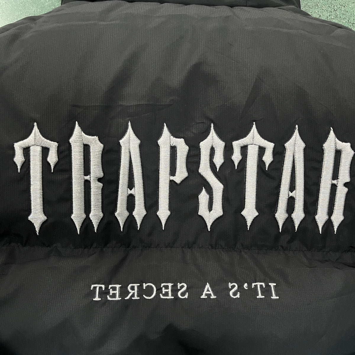 Trapstar Pufferjacke Decoded mit Kapuze Schwarz-Farbverlauf 