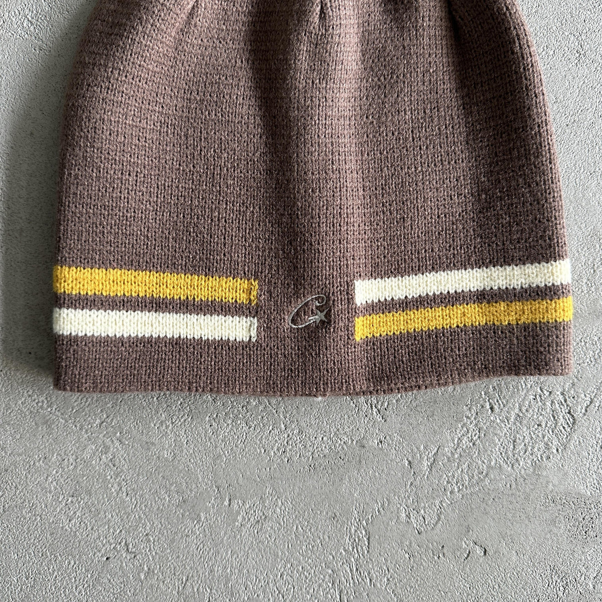 Corteiz Strickmütze mit Streifen - Braun