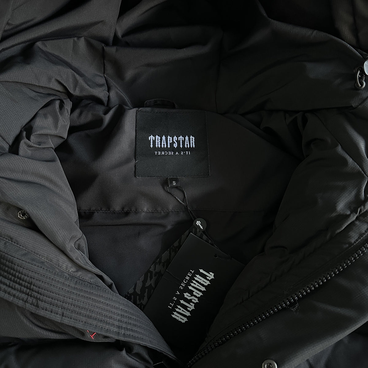 Giacca imbottita con cappuccio Trapstar Decoded 2.0 Nero / Infrarosso 