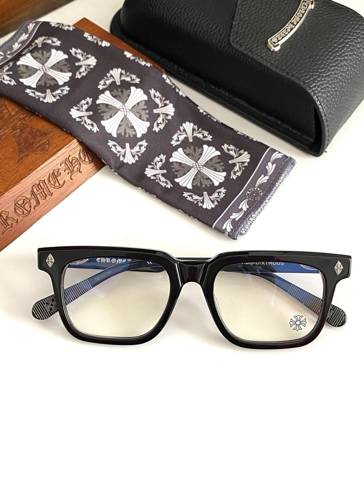 Brille mit verchromten Herzen