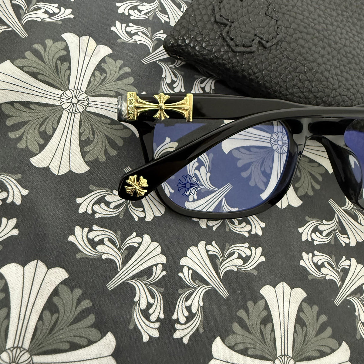 Brille mit verchromten Herzen