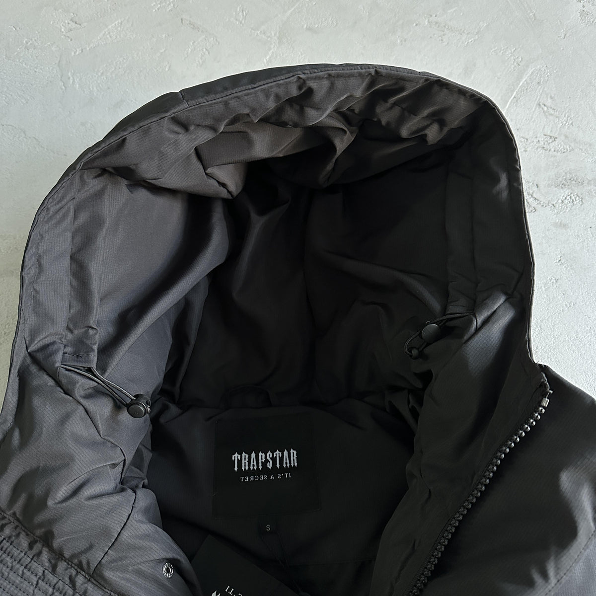 Giacca imbottita con cappuccio Trapstar Decoded 2.0 Nero / Infrarosso 