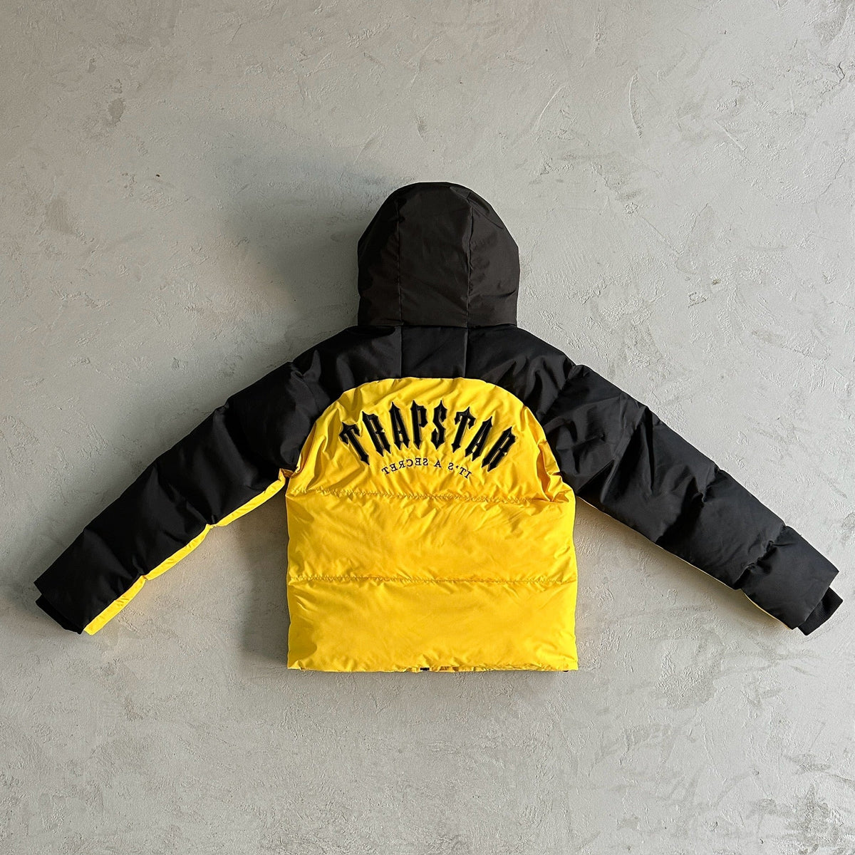 Trapstar Decoded Arch Pufferjacke Schwarz Gelb 