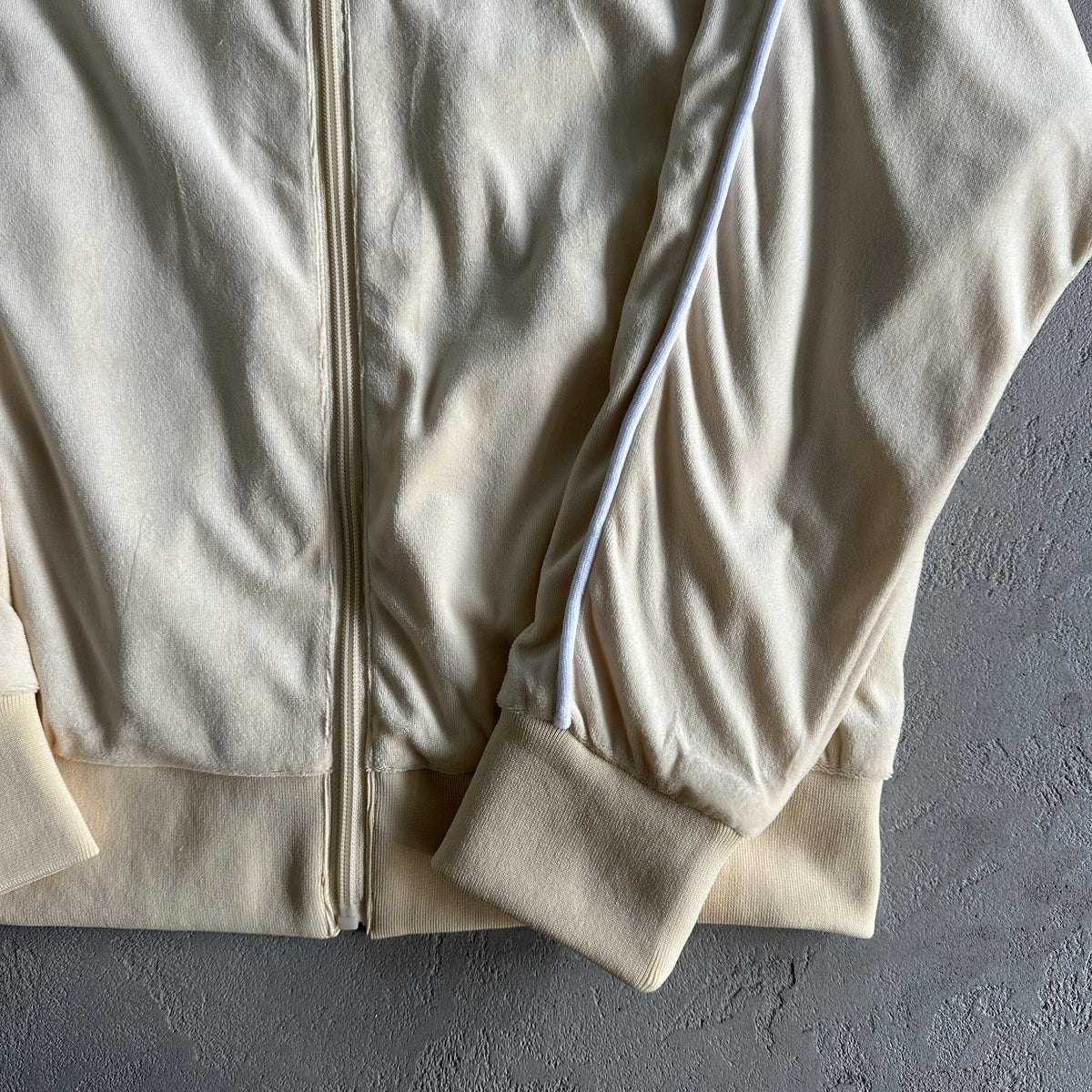 Corteiz Samtjacke Creme