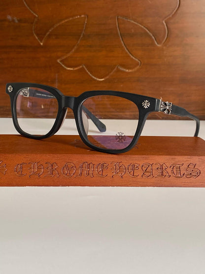 Brille mit verchromten Herzen