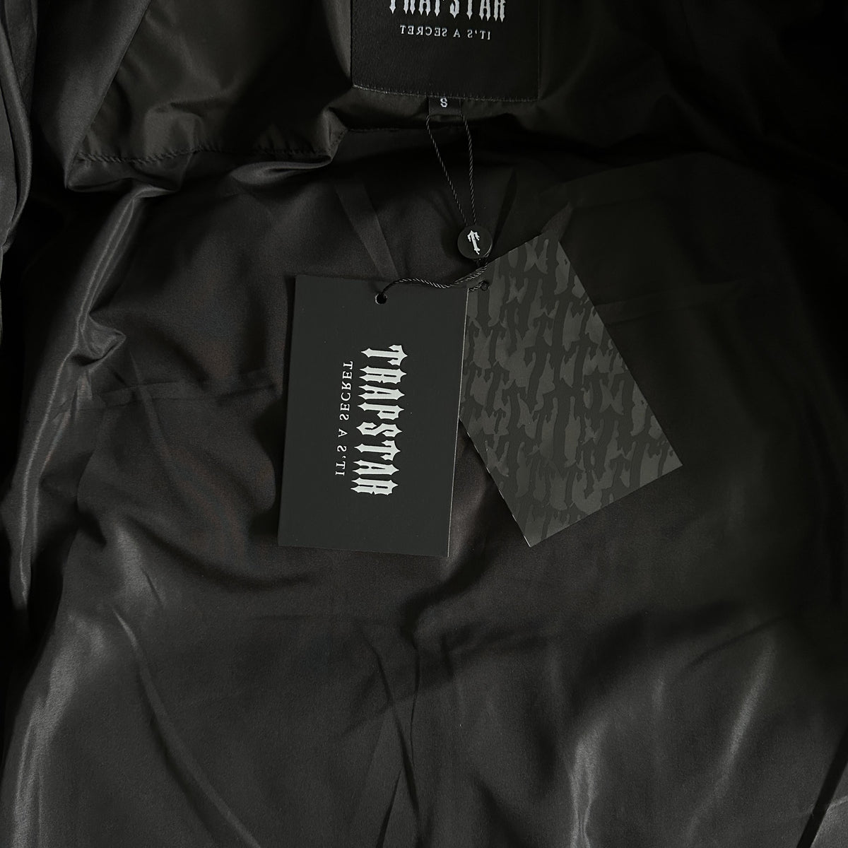 Giacca imbottita Trapstar Decoded Arch nera 