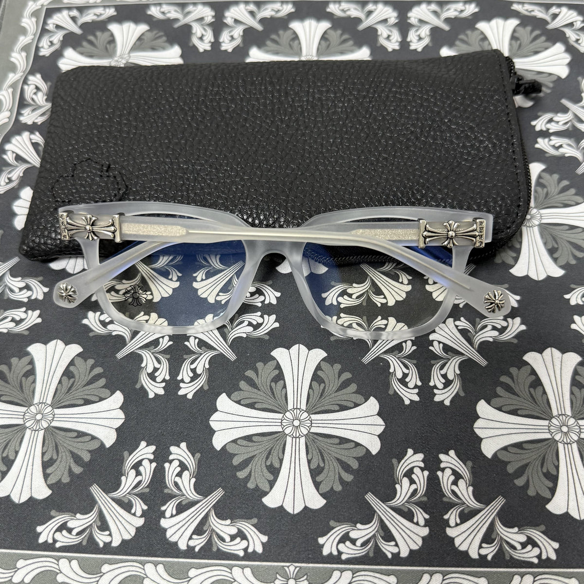 Brille mit verchromten Herzen