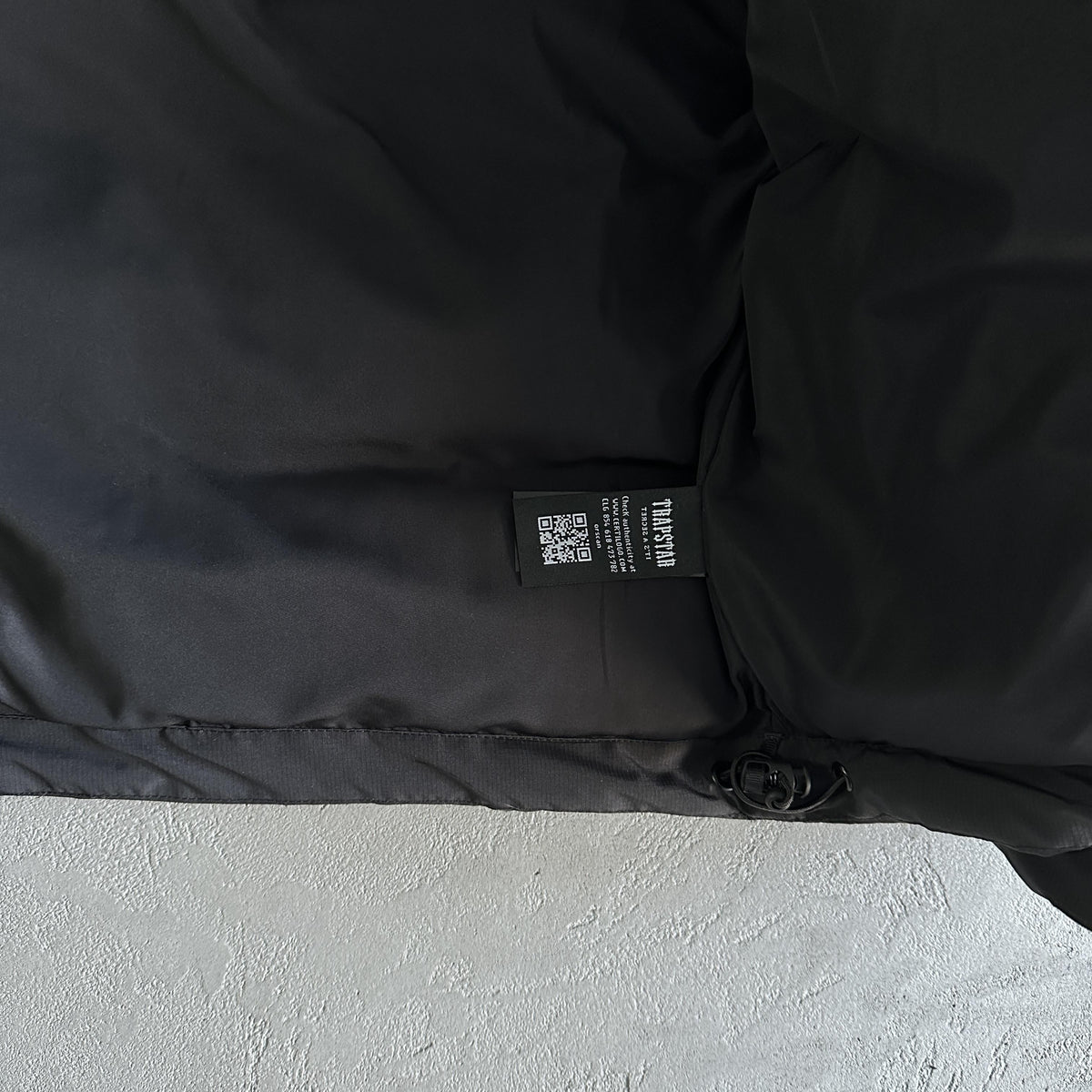 Giacca imbottita con cappuccio Trapstar Decoded 2.0 Nero / Infrarosso 