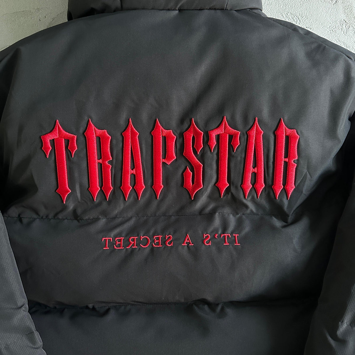 Giacca imbottita con cappuccio Trapstar Decoded 2.0 Nero / Infrarosso 