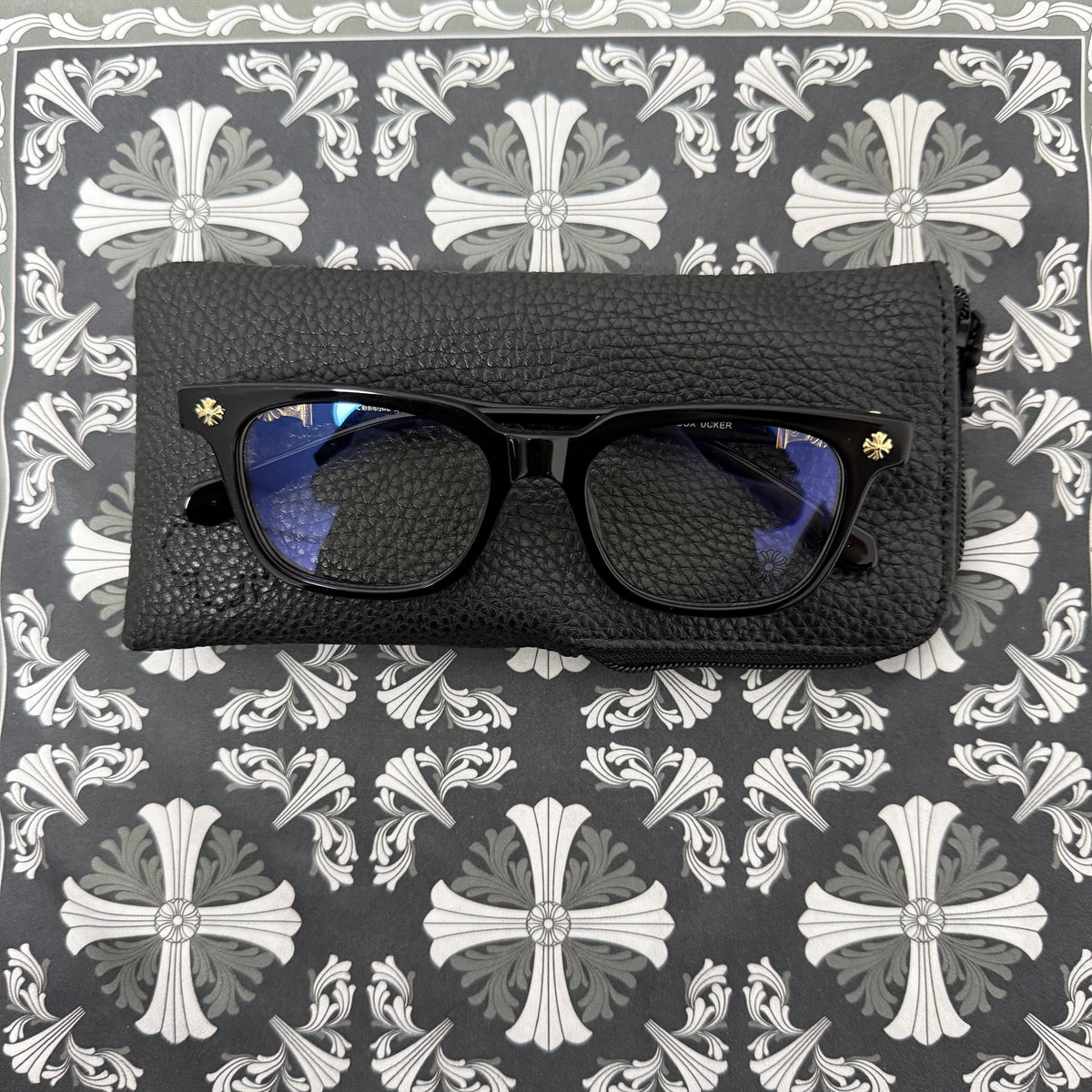 Brille mit verchromten Herzen