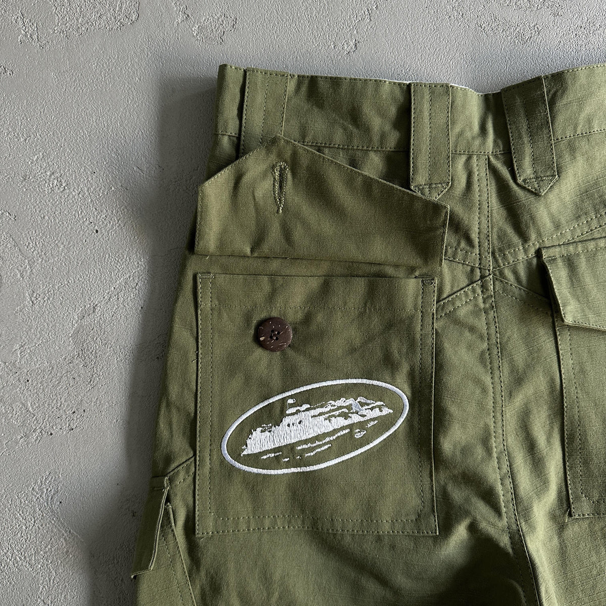 Pantaloncini Corteiz con tasca obliqua