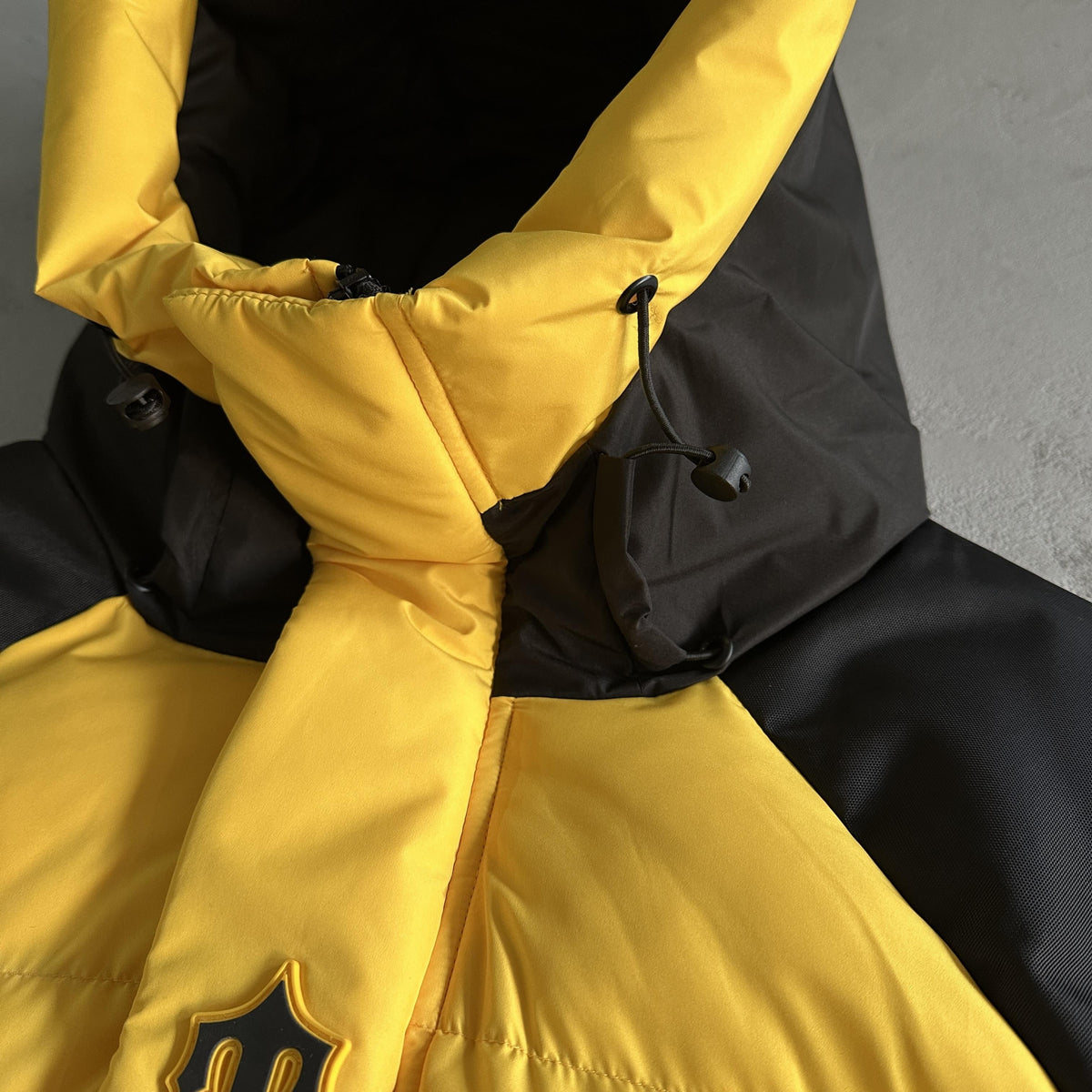 Trapstar Decoded Arch Pufferjacke Schwarz Gelb 
