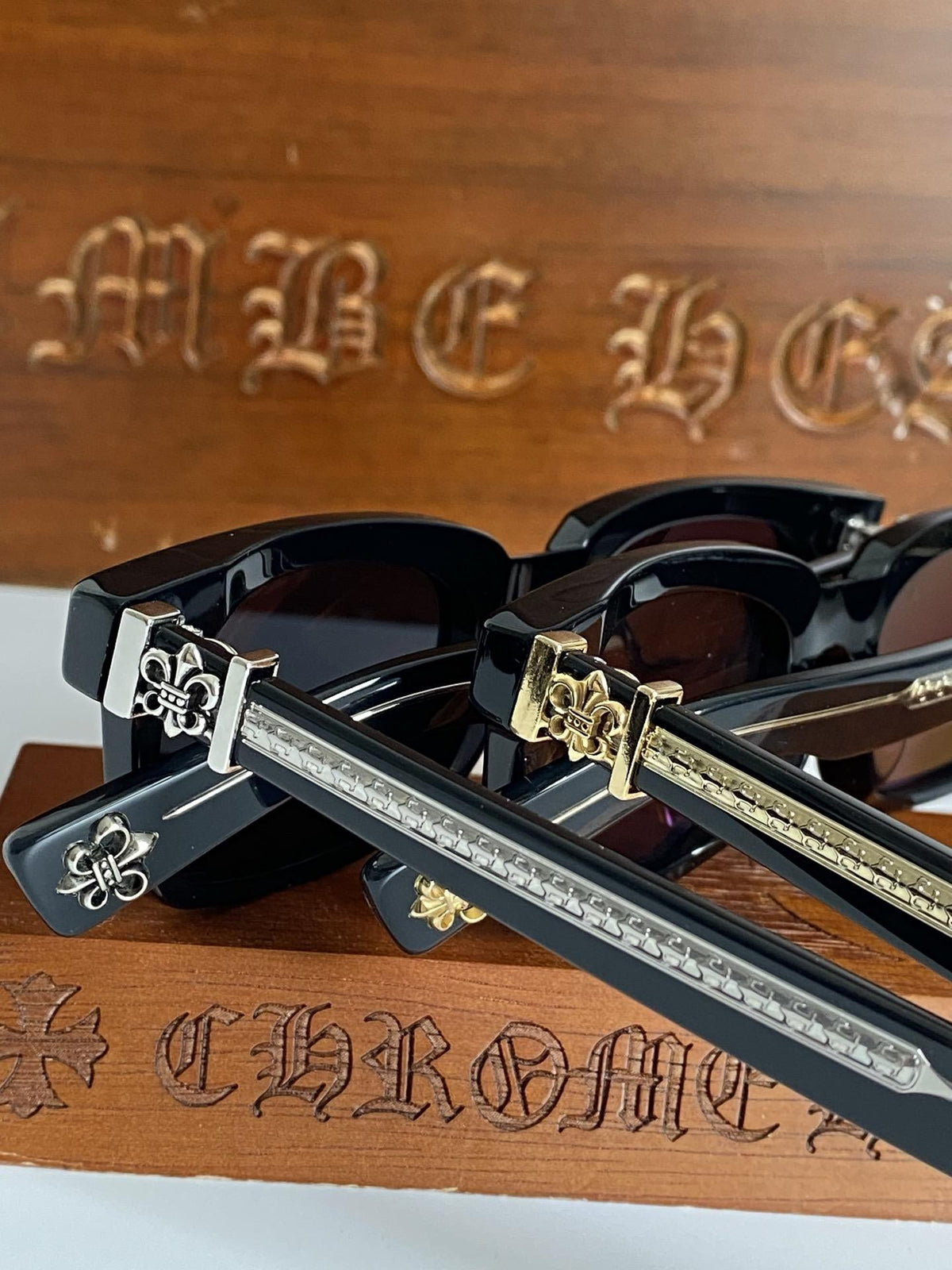 Brille mit verchromten Herzen