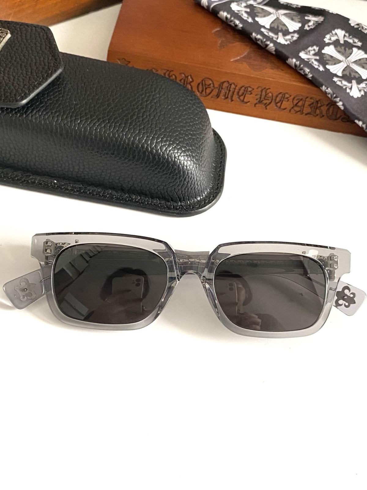 Brille mit verchromten Herzen