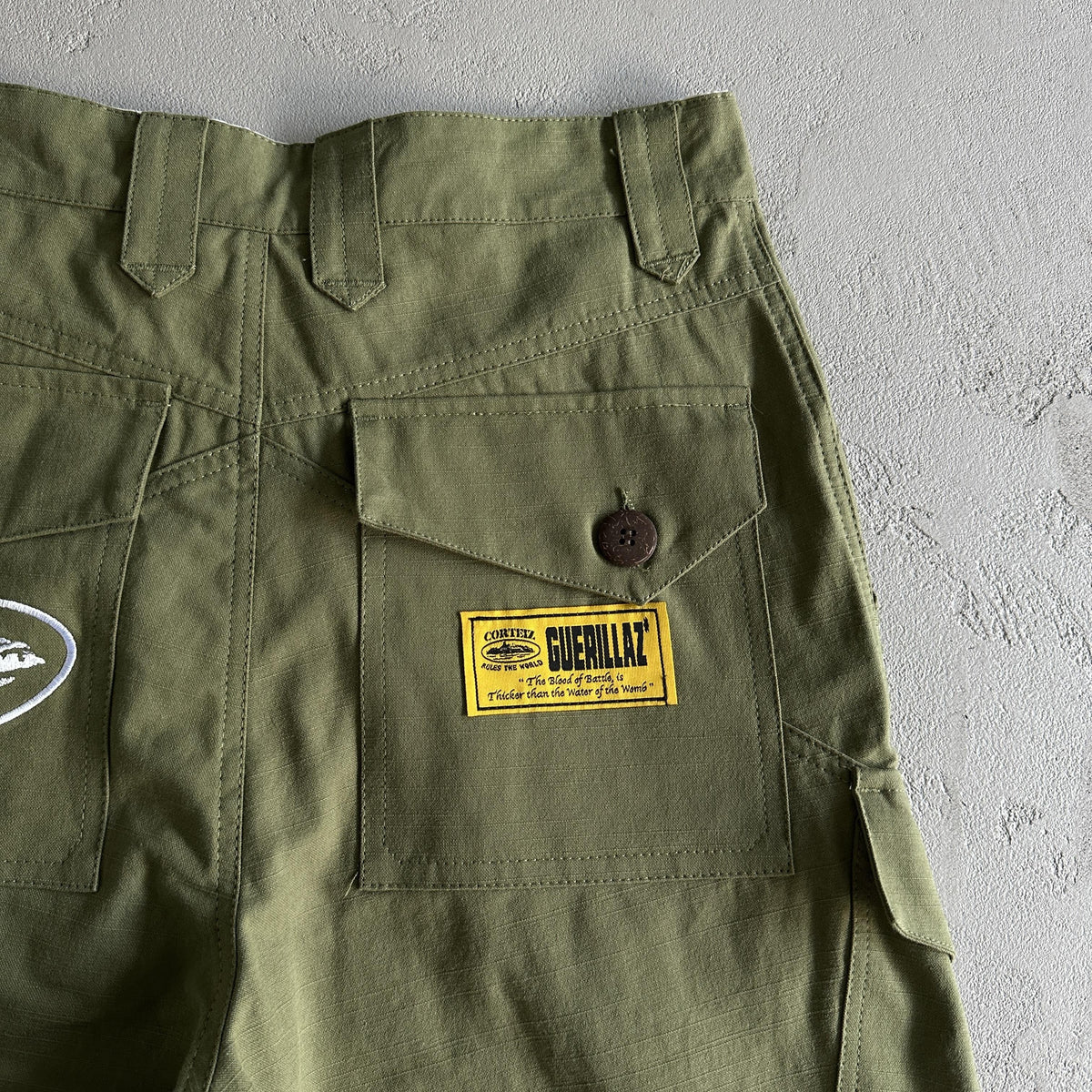 Pantaloncini Corteiz con tasca obliqua