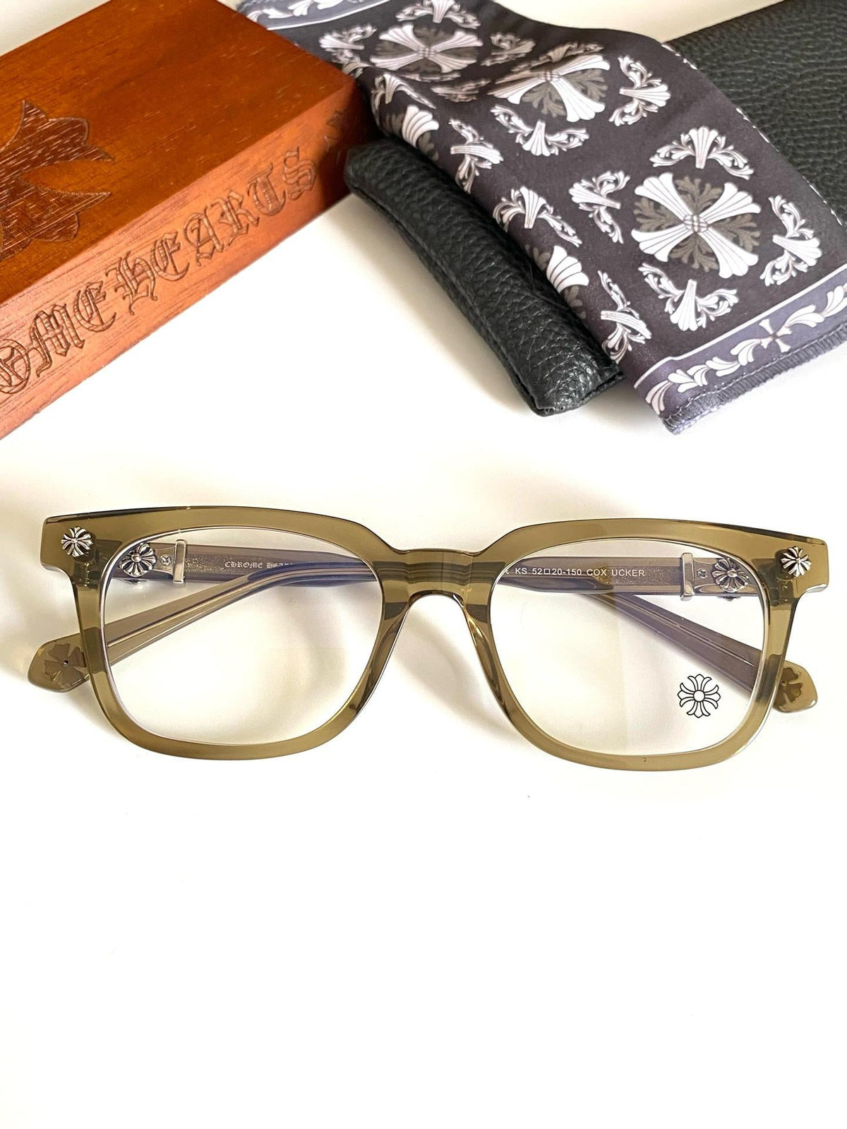 Brille mit verchromten Herzen