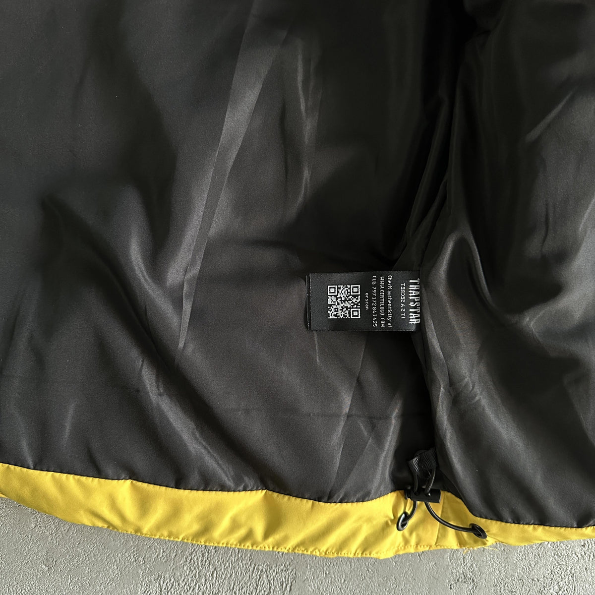 Trapstar Decoded Arch Pufferjacke Schwarz Gelb 