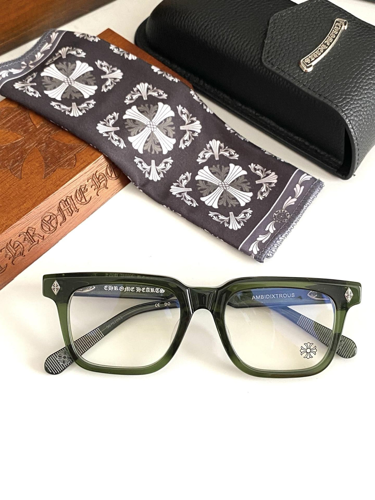 Brille mit verchromten Herzen