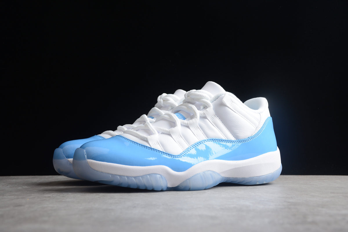 Air Jordan 11 Low "Bianche e Blu Università" 