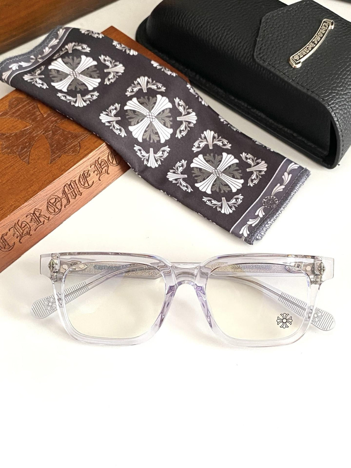 Brille mit verchromten Herzen