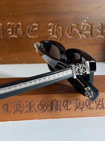 Brille mit verchromten Herzen