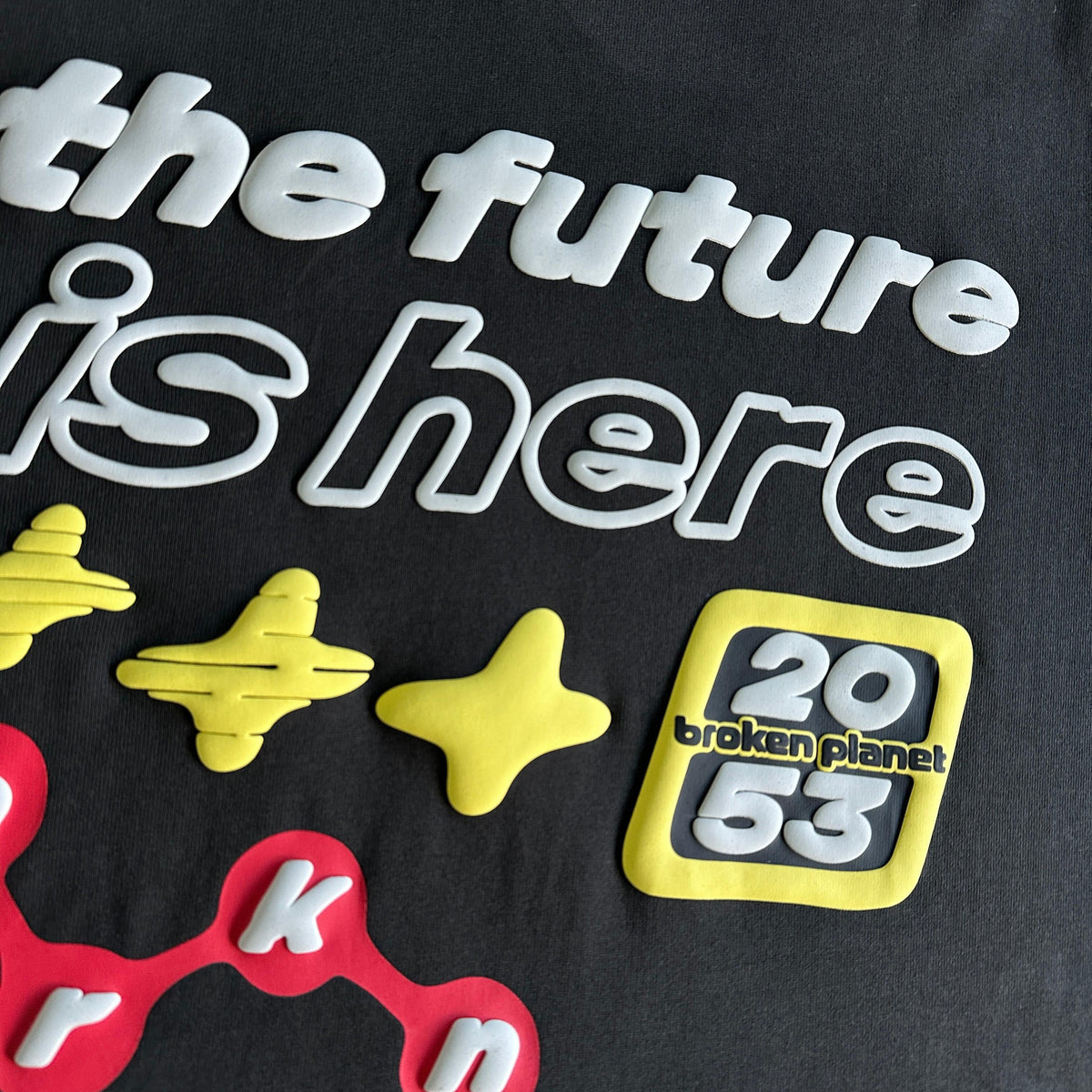 Broken Planet: Die Zukunft ist hier T-Shirt 