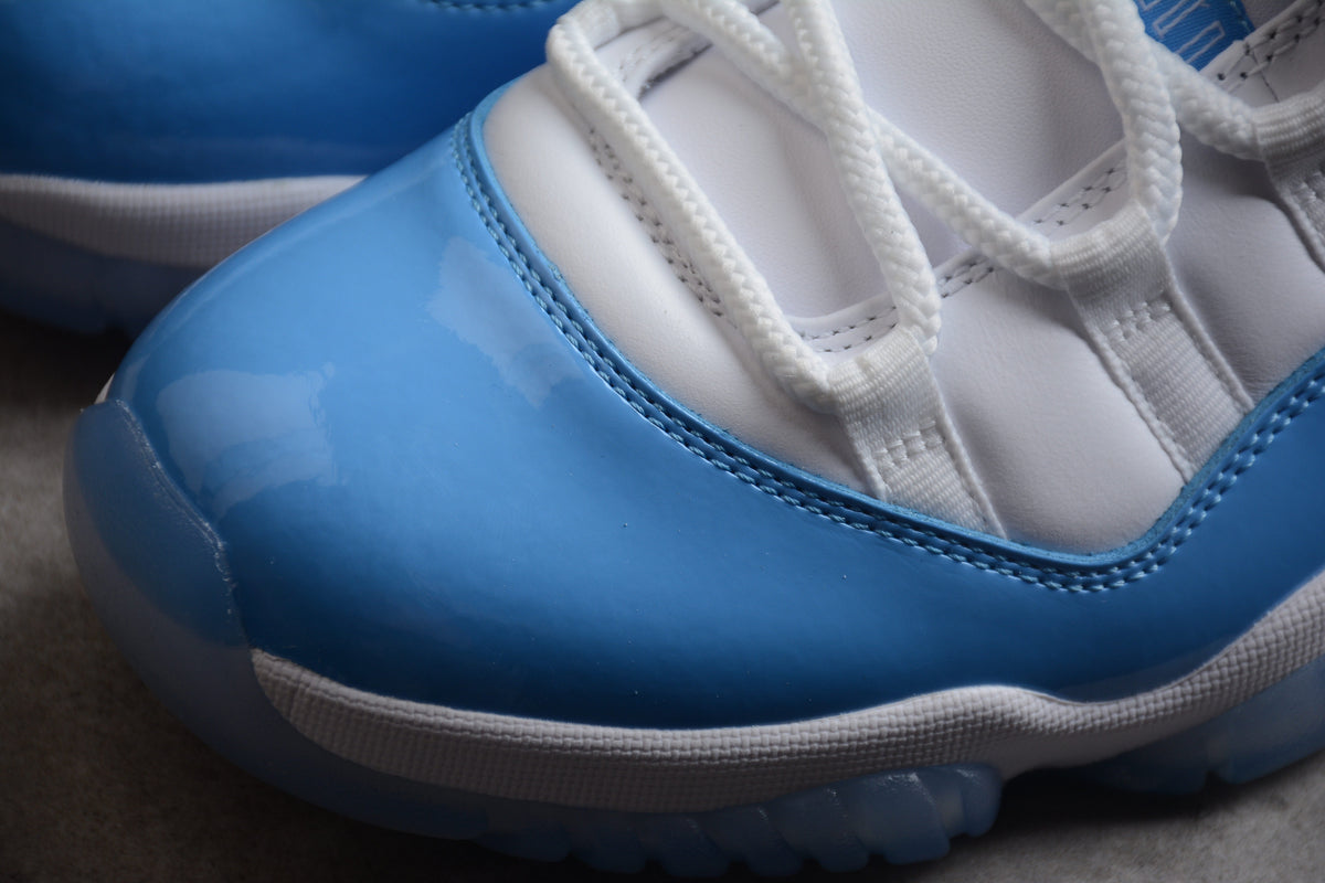 Air Jordan 11 Low "Bianche e Blu Università" 