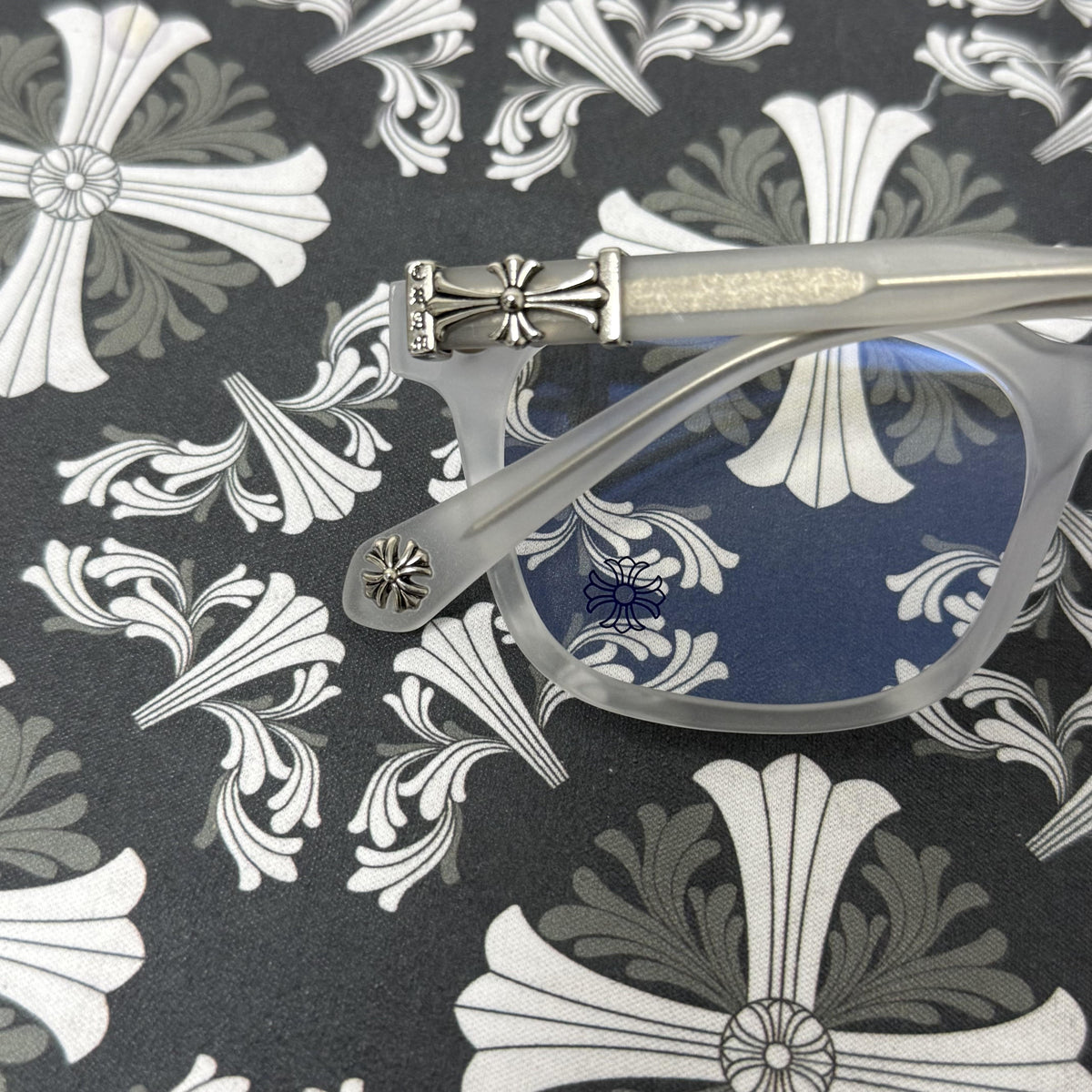 Brille mit verchromten Herzen