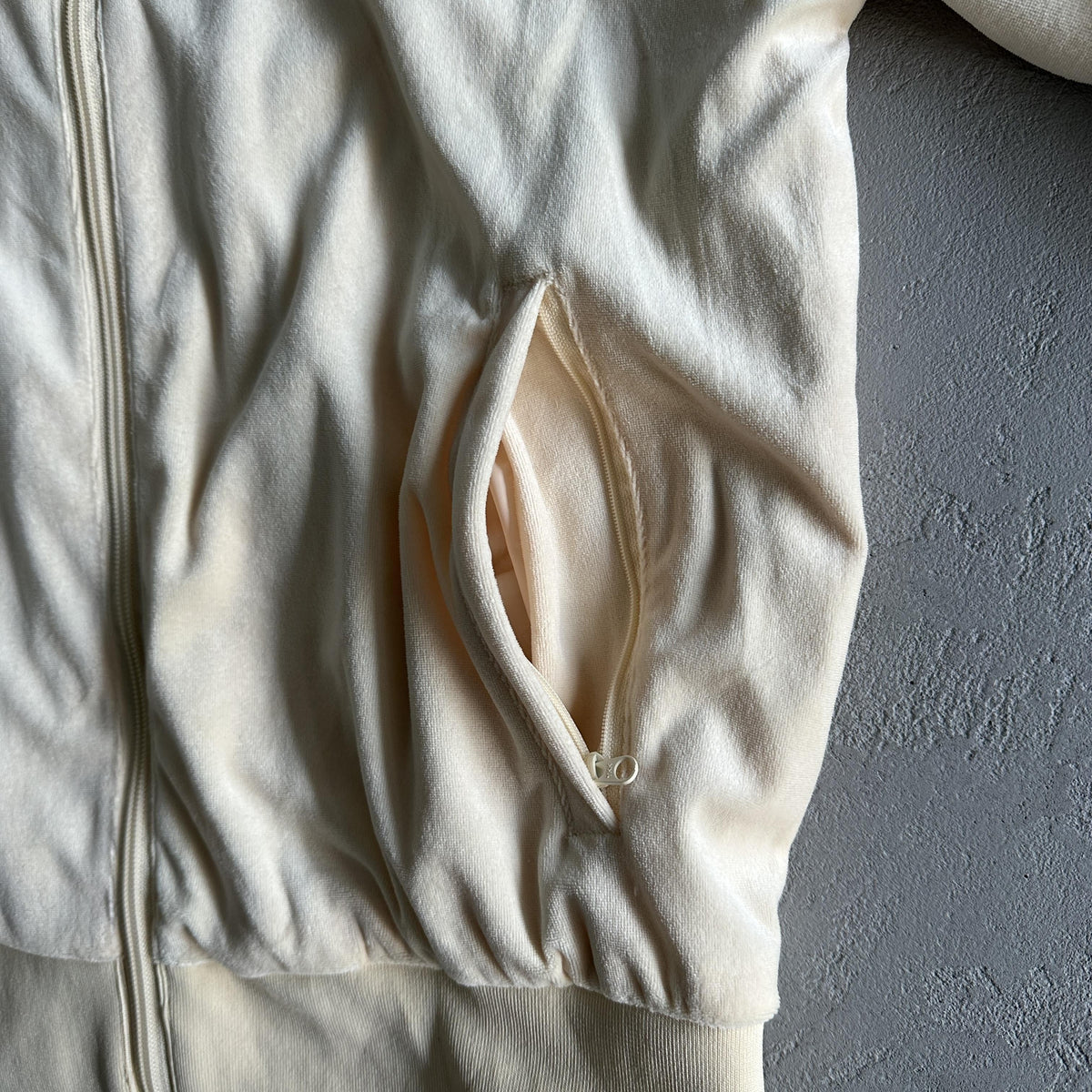Corteiz Velvet Trackset Creme 