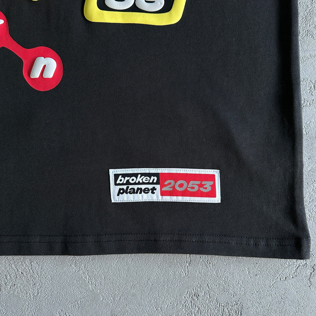 Broken Planet: Die Zukunft ist hier T-Shirt 