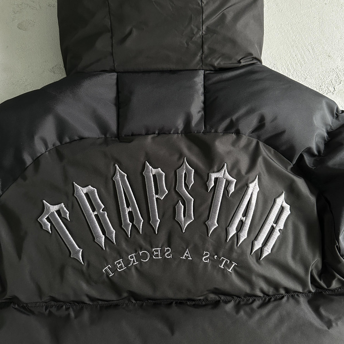Giacca imbottita Trapstar Decoded Arch nera 