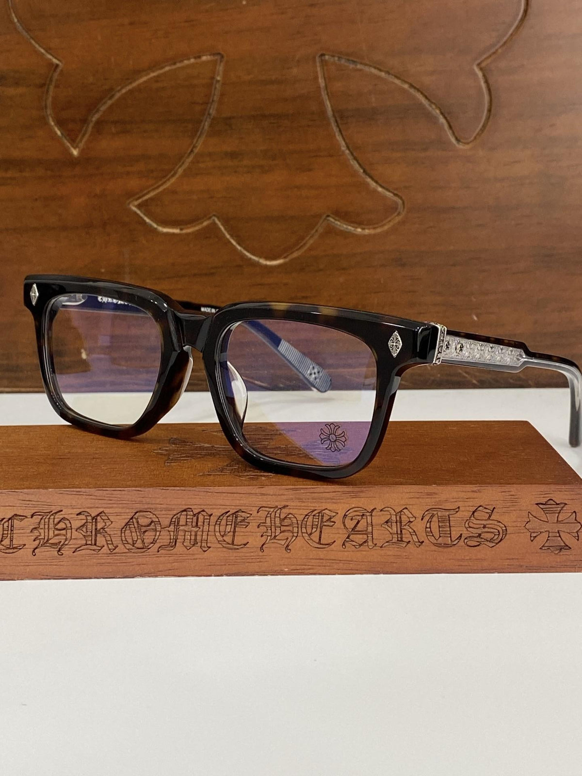 Brille mit verchromten Herzen