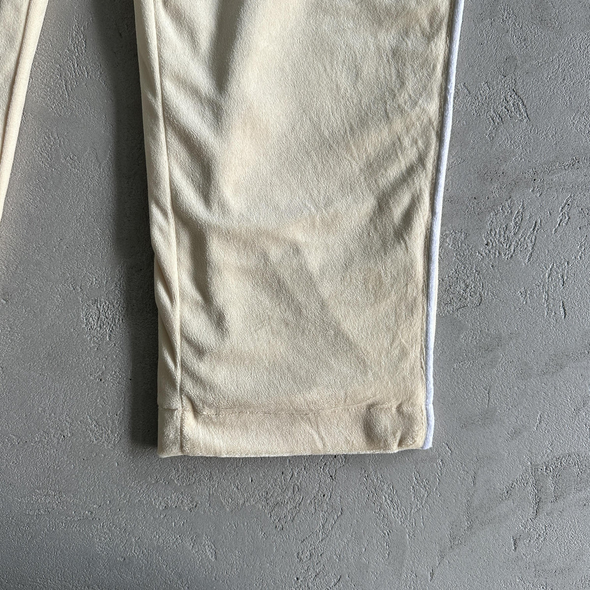 Pantaloni in velluto Corteiz color crema 