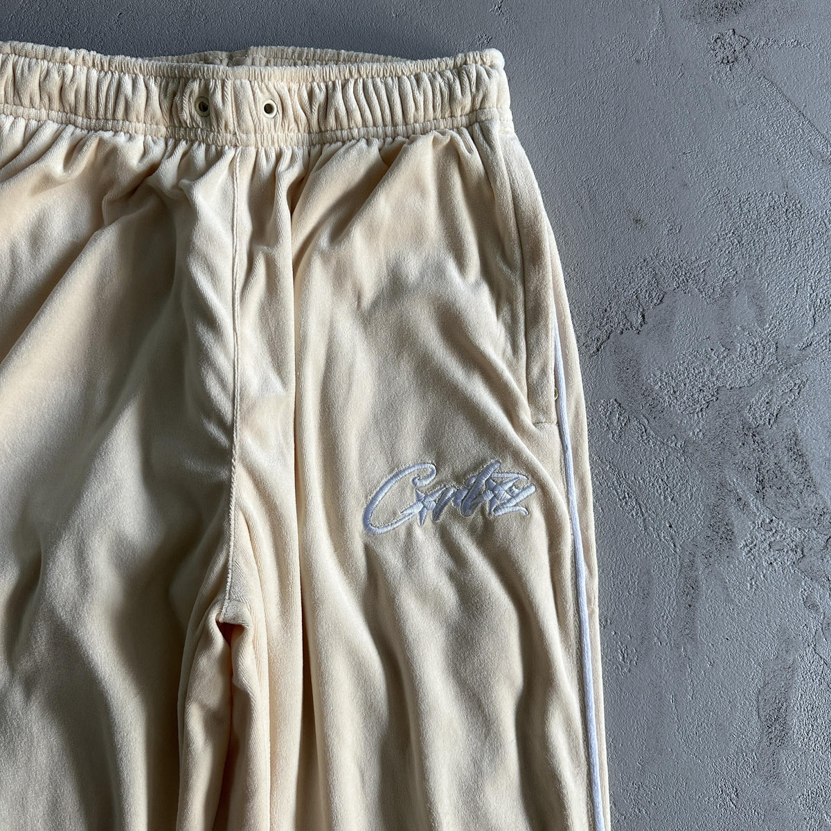 Pantaloni in velluto Corteiz color crema 