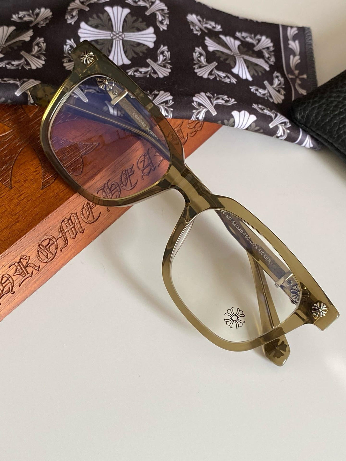 Brille mit verchromten Herzen