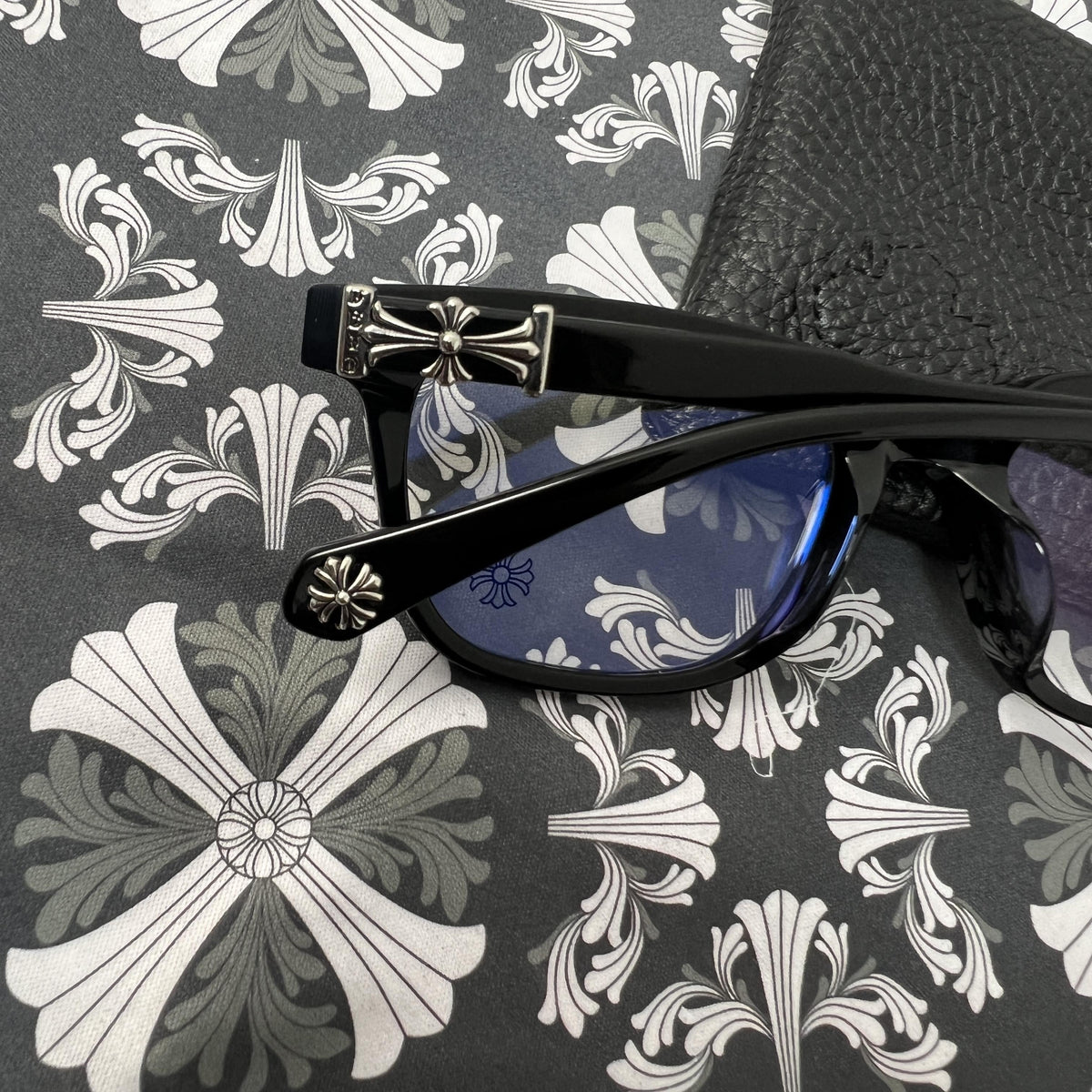 Brille mit verchromten Herzen