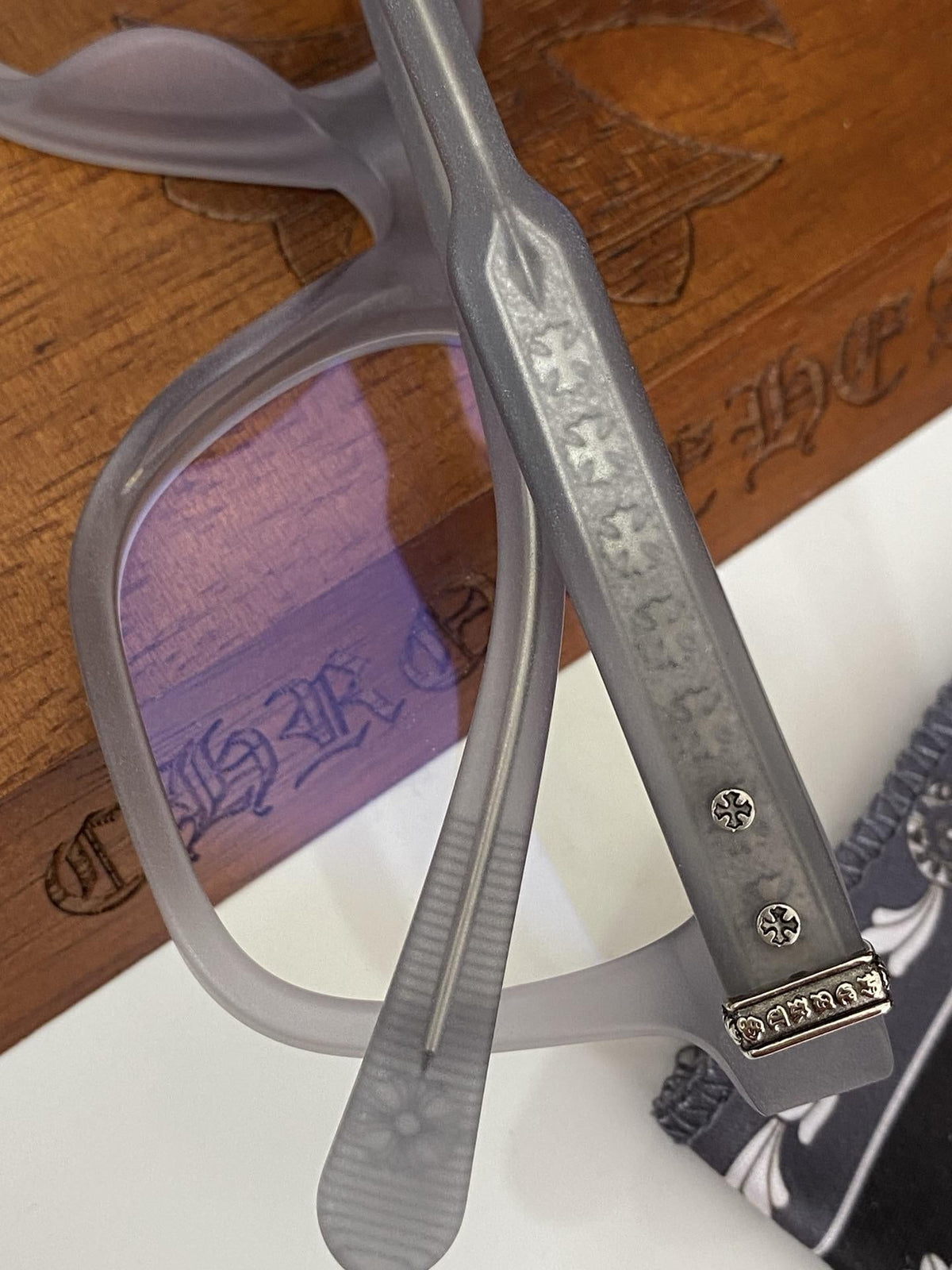 Brille mit verchromten Herzen