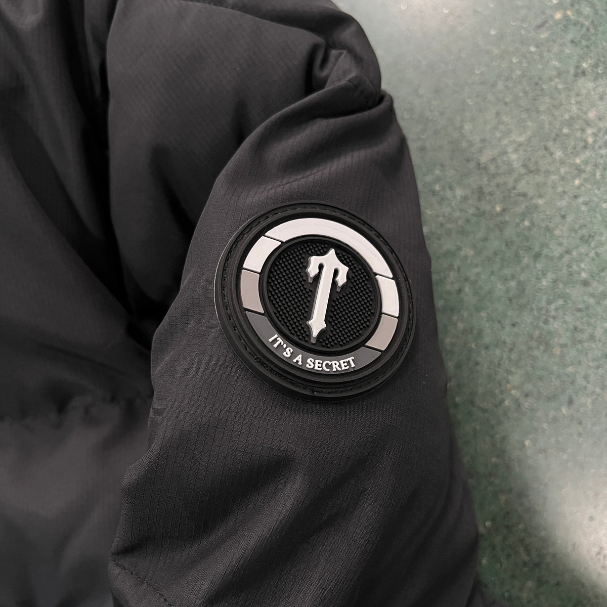 Trapstar Pufferjacke Decoded mit Kapuze Schwarz-Farbverlauf 