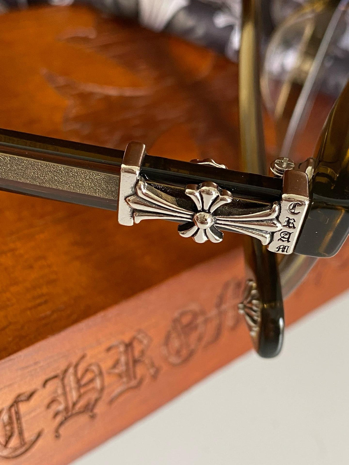 Brille mit verchromten Herzen