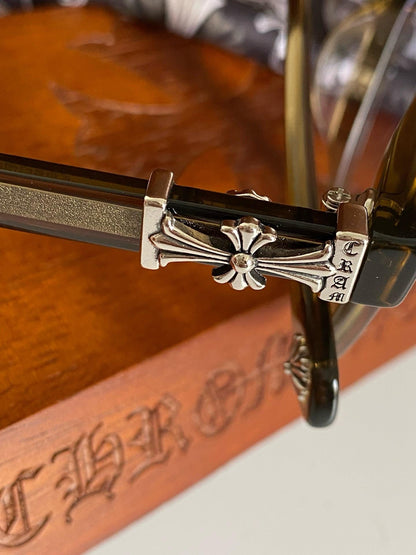 Brille mit verchromten Herzen