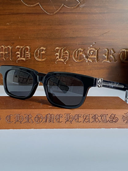 Brille mit verchromten Herzen