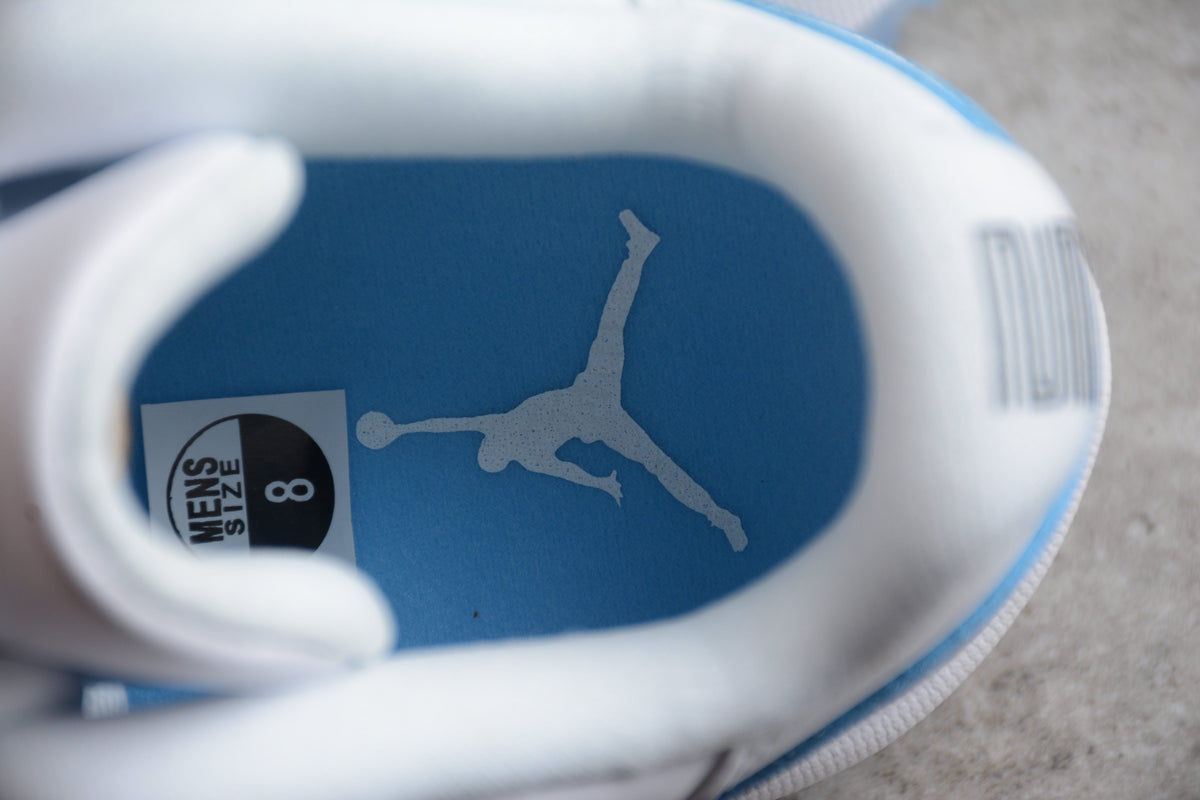 Air Jordan 11 Low "Bianche e Blu Università" 